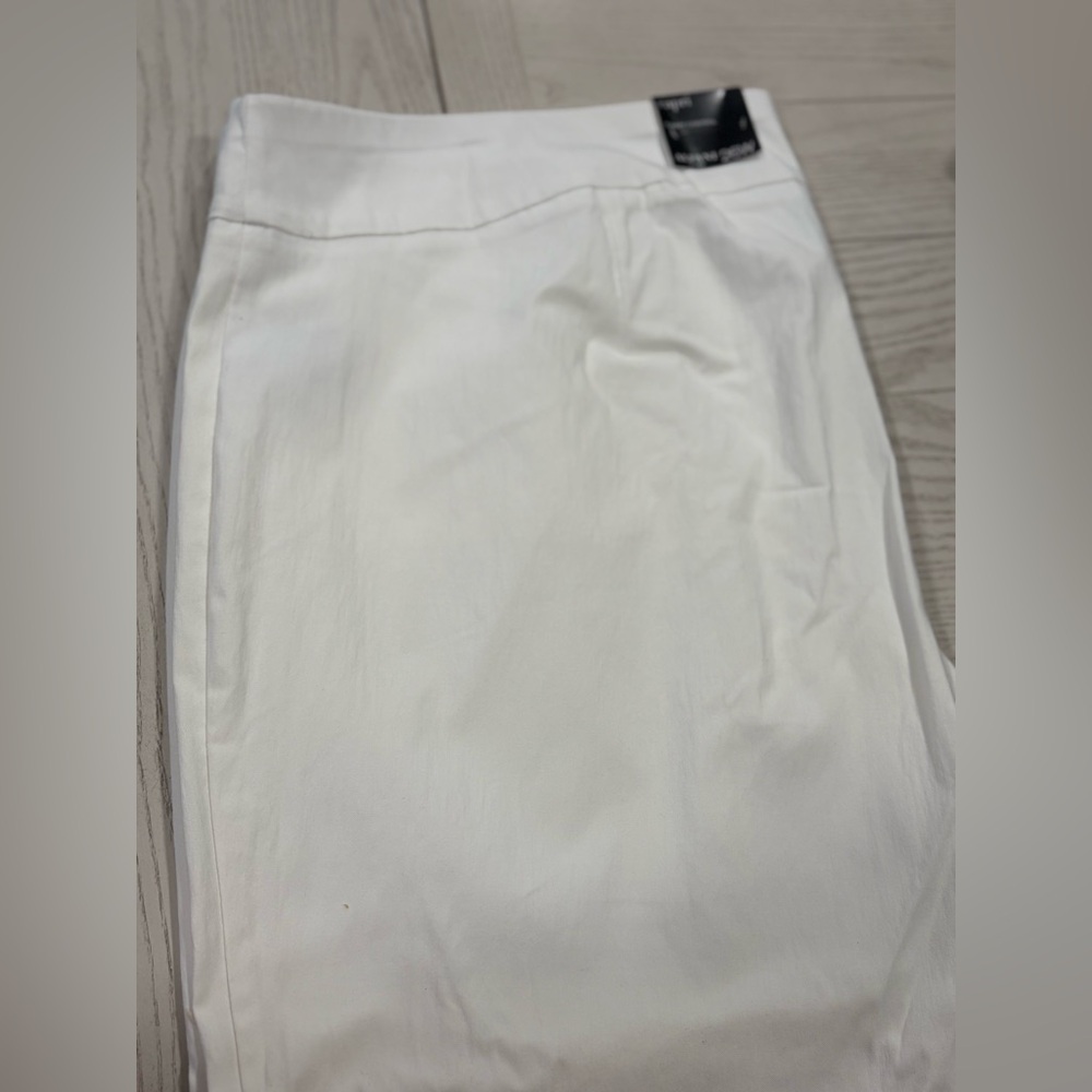 NWT Alfani white Womans Capris. Size 26W
Never worn. From smoke free home - Picture 4 of 6
